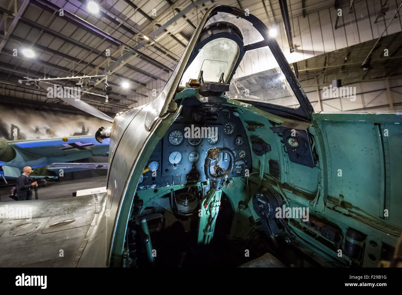 Londres, Royaume-Uni. 14 Septembre, 2015. Cockpit de Supermarine Spitfire MK1 sur l'écran. Le Musée de la RAF à 'nos plus belles heures" maquette d'soir en commémoration du 75e anniversaire de la bataille d'Angleterre Crédit : Guy Josse/Alamy Live News Banque D'Images