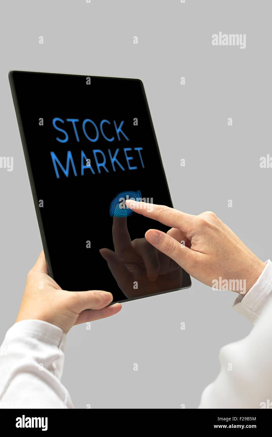 Stock Market message sur l'écran de l'ordinateur tablette numérique. Femme avec les mains de l'ordinateur tablette. Focus sélectif. Banque D'Images