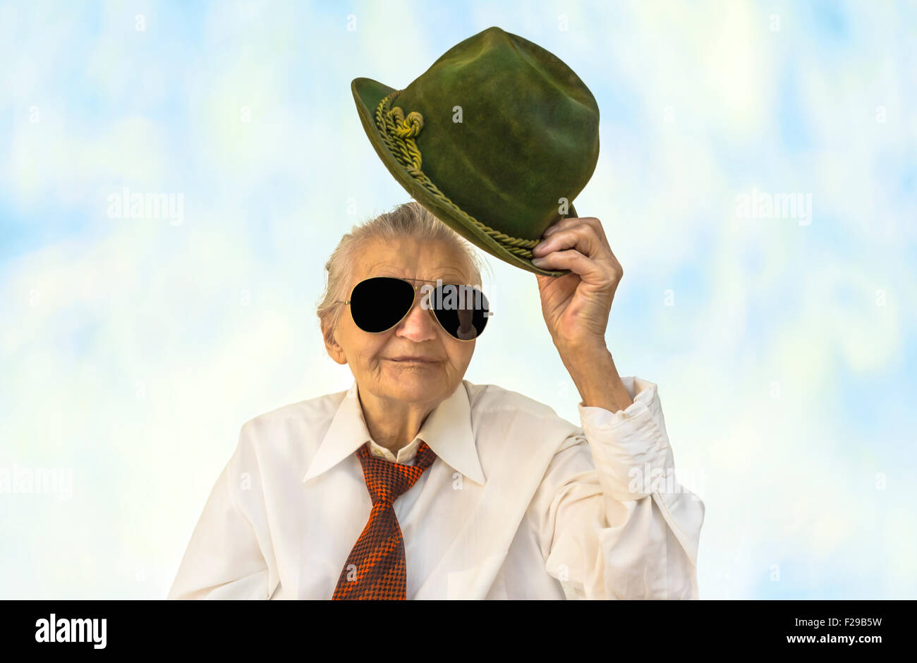 Femme âgée souriant avec un chapeau dans sa main. Focus sélectif. Banque D'Images