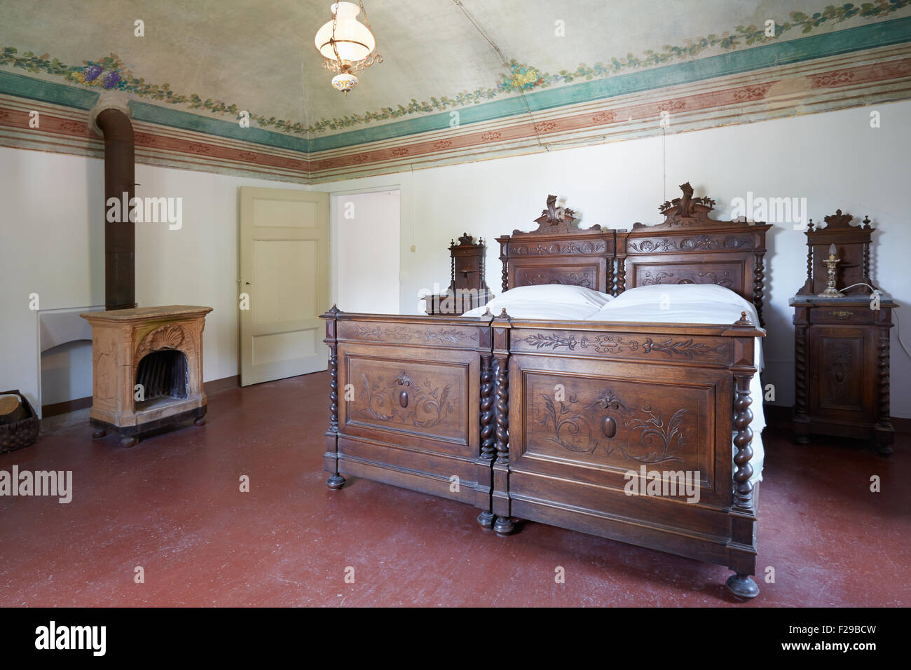 Ancienne Chambre à Coucher De Poupée En Bois (pitchpin ?) – 4 Pièces