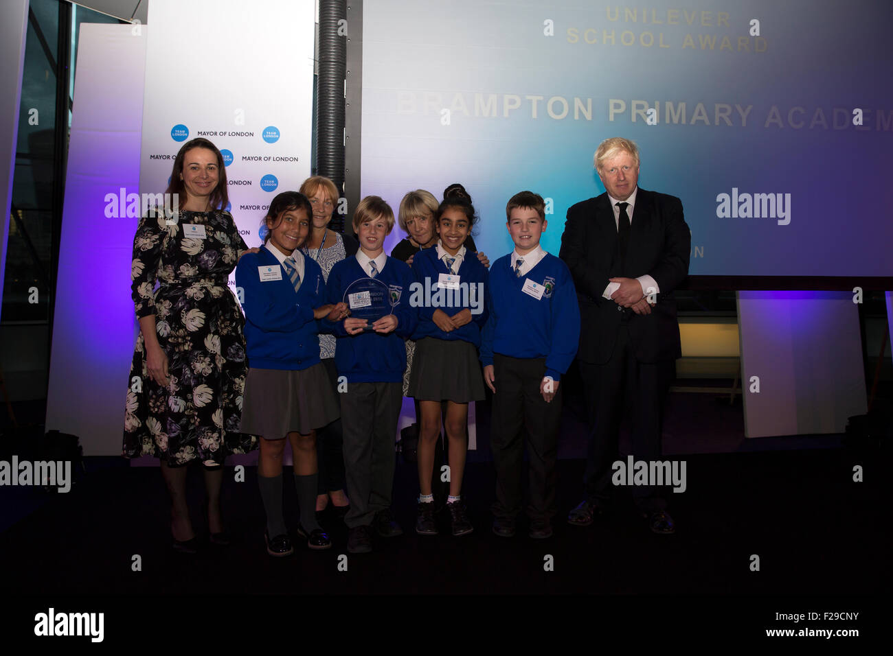 London,UK,14 Septembre 2015,Brampton et académie primaire Maire de Londres Boris Johnson posent comme bénévoles de l'ensemble de la capitale sont célébrés à l'équipe du maire de Londres en City Crédit : Hal Keith Larby/Alamy Live News Banque D'Images London,UK,14 Septembre 2015,Brampton et académie primaire Maire de Londres Boris Johnson posent comme bénévoles de l'ensemble de la capitale sont célébrés à l'équipe du maire de Londres en City Crédit : Hal Keith Larby/Alamy Live News Banque D'Images