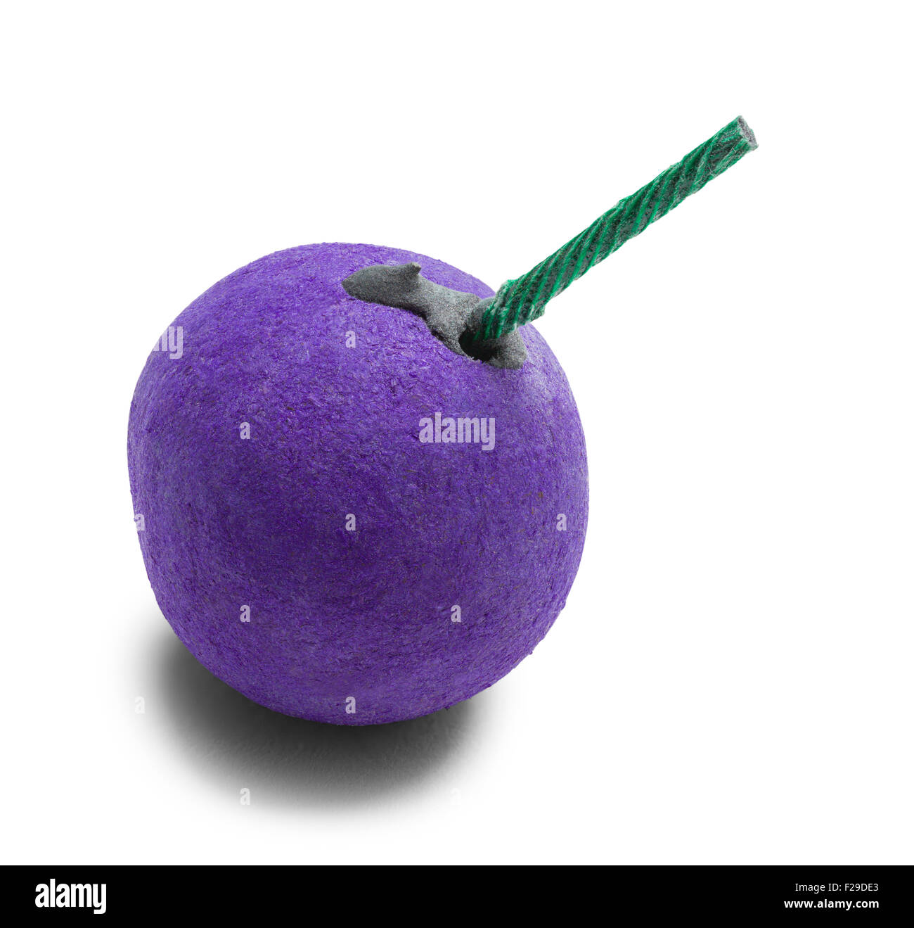 Bombe fumigène violet et le fusible isolé sur fond blanc. Banque D'Images