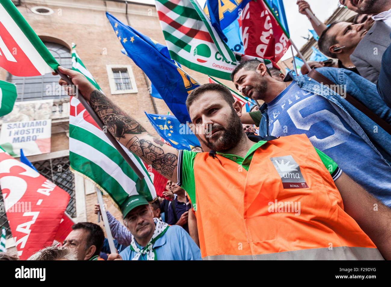 Rome, Italie. 14Th Sep 2015. Les employés de l'AMA drapeaux de l'union de l'onde qu'ils prennent part à une manifestation pour protester contre les grands de Rome Ignazio Marino a décidé de privatiser le service de balayage des rues de la ville de Rome. Les employés de l'AMA (Azienda Municipale Ambiente), sont responsables de la collecte des déchets, le recyclage et le nettoyage des rues de Rome. © Giuseppe Ciccia/Pacific Press/Alamy Live News Banque D'Images