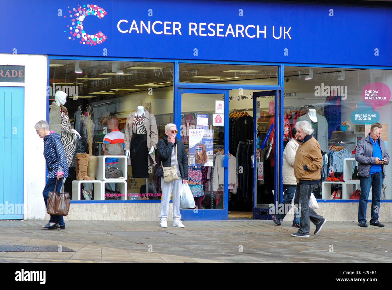 La recherche sur le cancer du magasin de charité à Northampton en Angleterre UK Banque D'Images