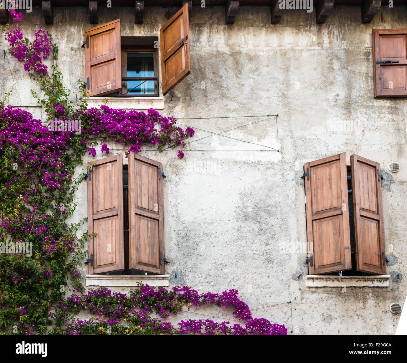 Belle vintage windows avec des fleurs colorées et des portes en bois, de style méditerranéen Banque D'Images