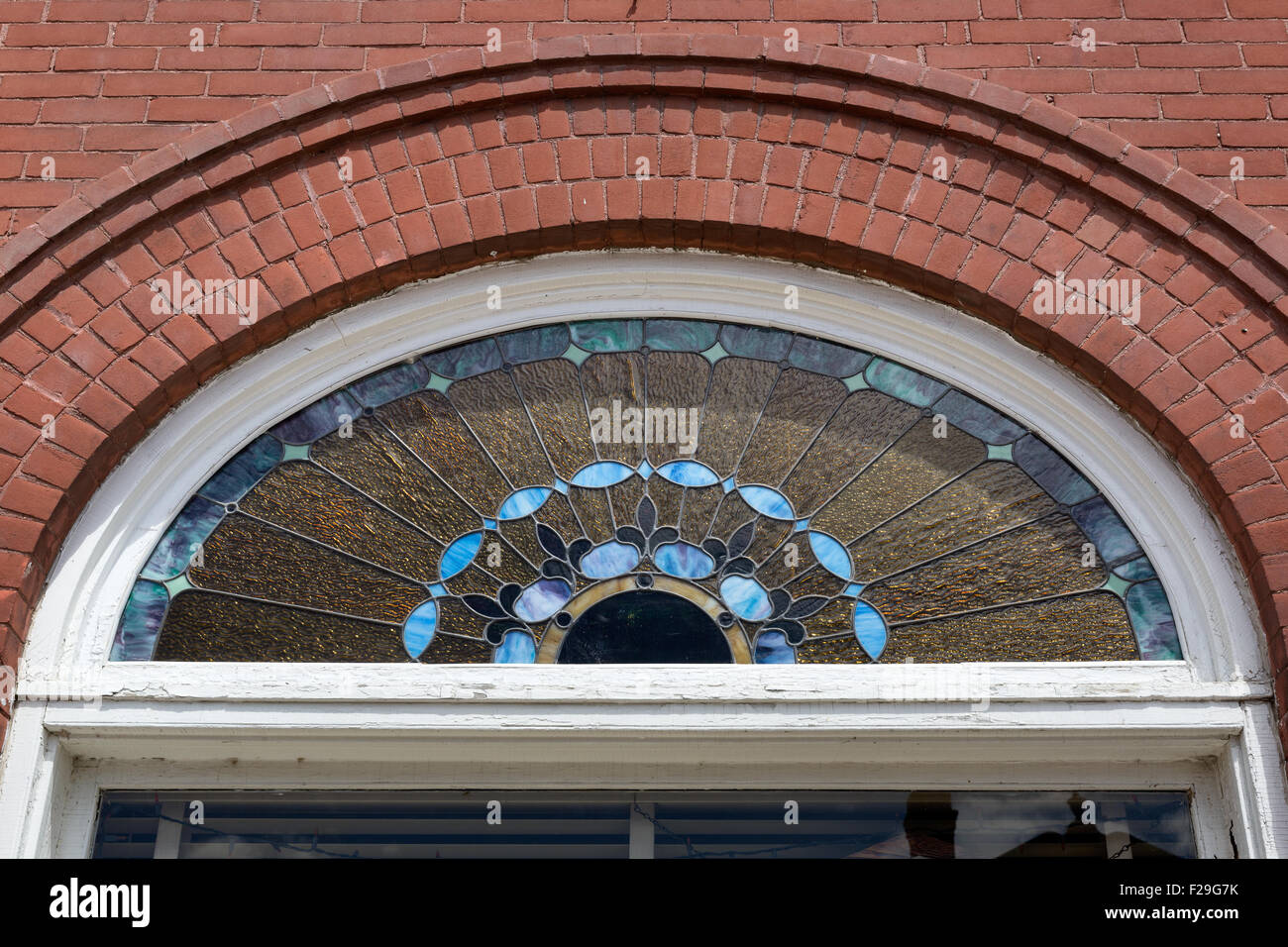Détail architectural montrant un vitrail dans l'historique hôtel Palmer House et un café à Sauk Centre, Minnesota Banque D'Images