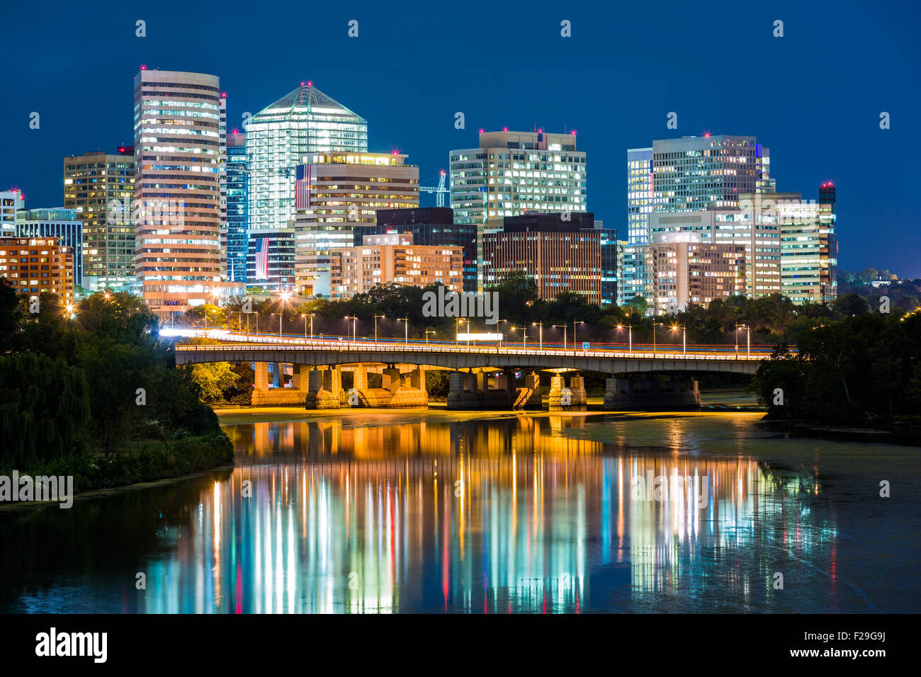 District de Rosslyn skyline connecté à Washington DC par Theodore Roosevelt memorial bridge. Banque D'Images