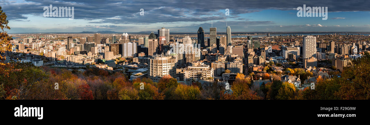 Panorama de Montréal, vue du Mont Royal sur une fin d'après-midi. Banque D'Images
