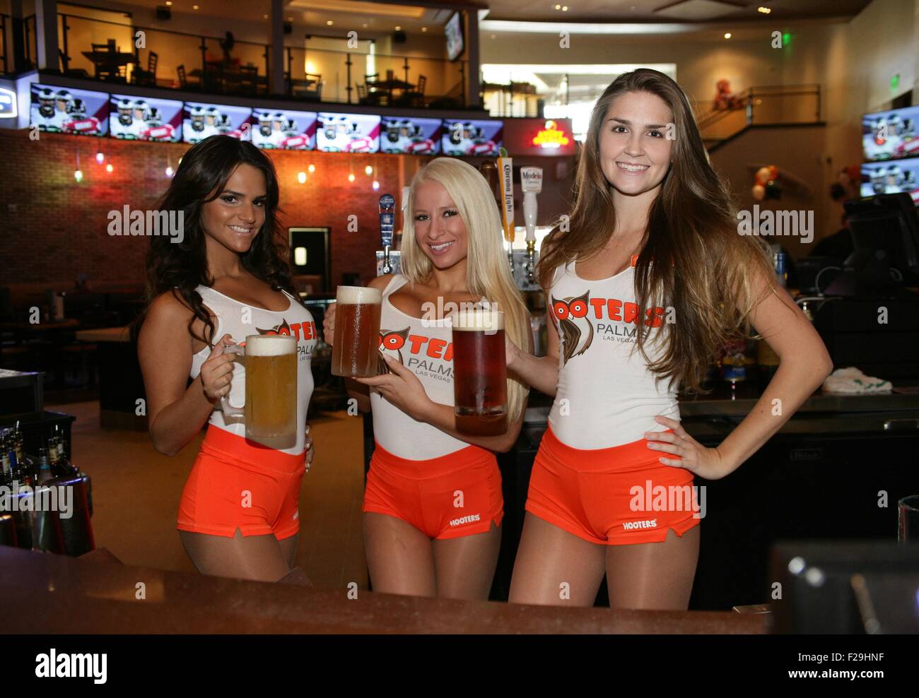 Las Vegas, NV, USA. 14Th Sep 2015. Marina Boronat, Miska Pensa, Invité, Hooters Girls aux arrivées de plus grand Hooters ouvre au Palms Casino Resort, Hooters au Palms Casino Resort, Las Vegas, NV le 14 septembre 2015. Credit : James Atoa/Everett Collection/Alamy Live News Banque D'Images