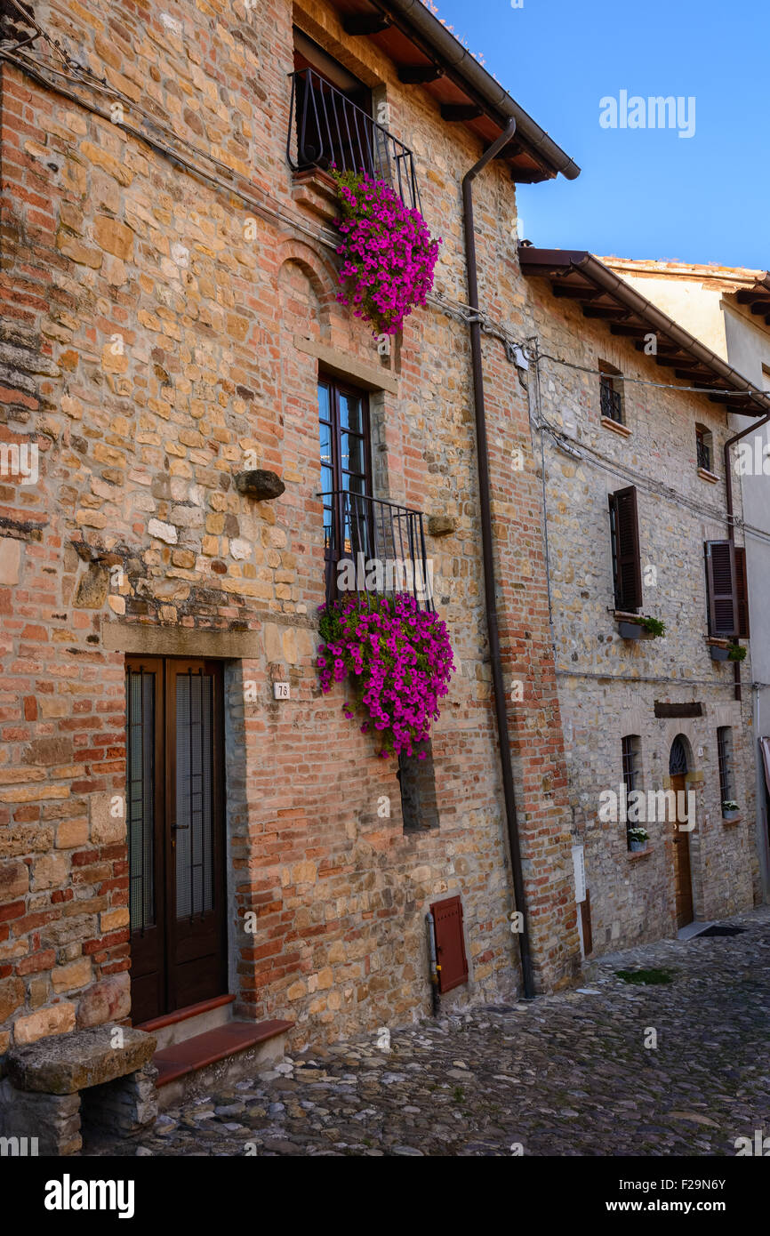 Vintage magnifique balcon avec des fleurs colorées et mur de pierre médiévale , style Méditerranéen Banque D'Images