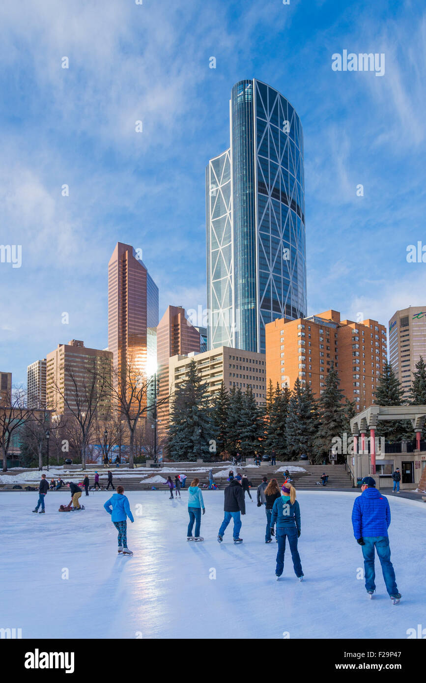 Patineurs profiter Rink at Olympic Plaza, le centre-ville de Calgary, Alberta, Canada Banque D'Images