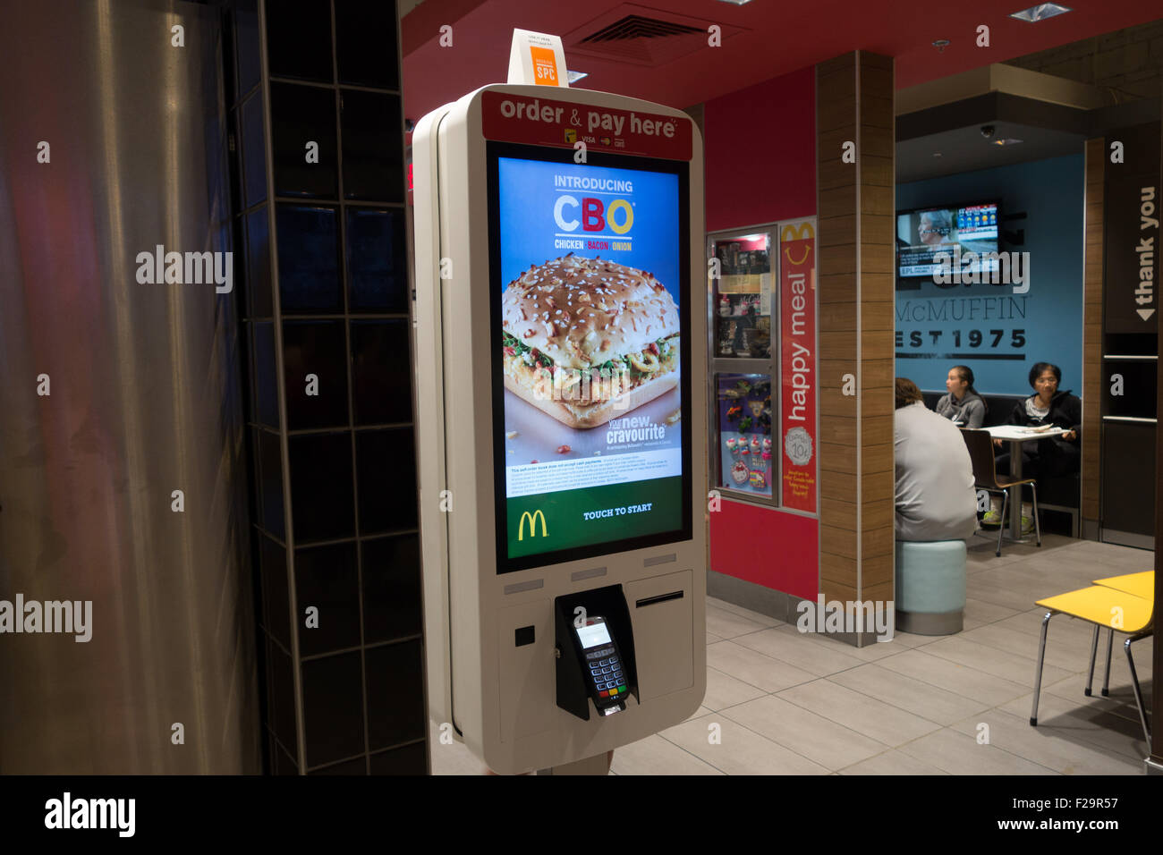 Restaurant mcdonald à l'intérieur de la borne libre service machine commande Banque D'Images