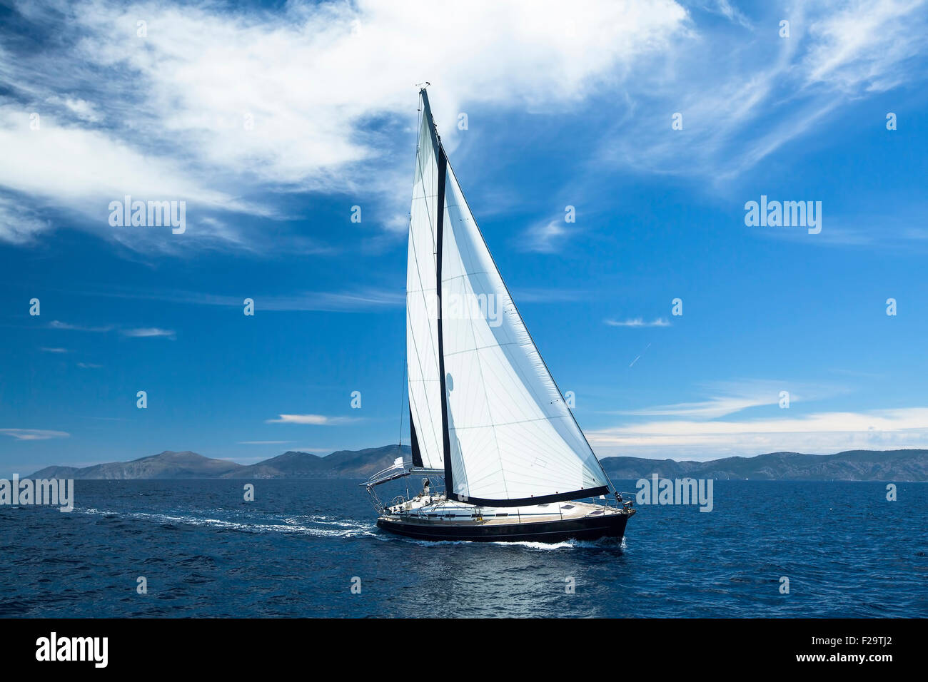 Bateau à voile yachts avec voiles blanches dans la mer. Bateaux de luxe. Banque D'Images