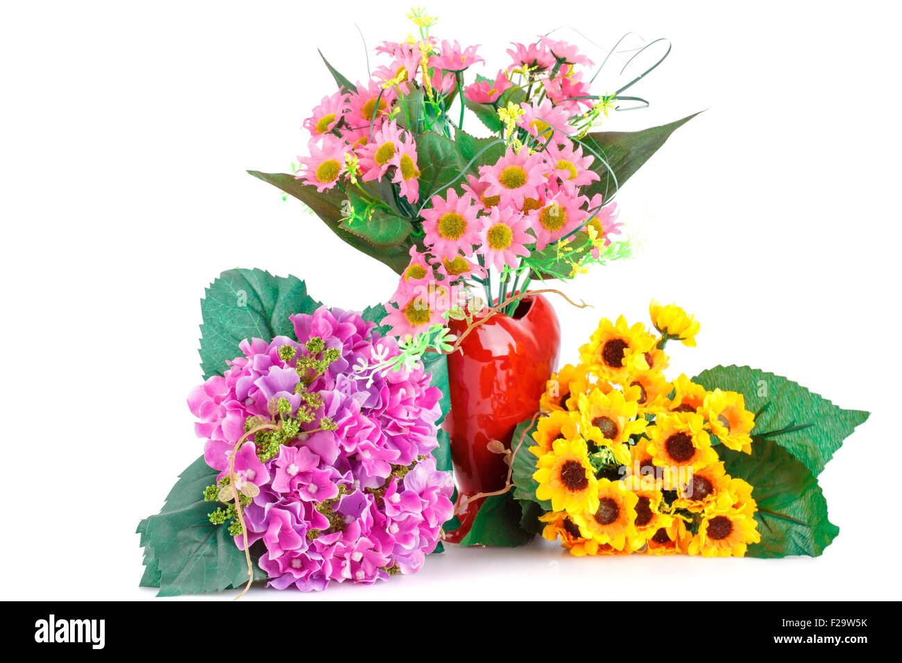 Tissu jaune fleurs dans vase et fleurs rose isolé sur fond blanc. Banque D'Images