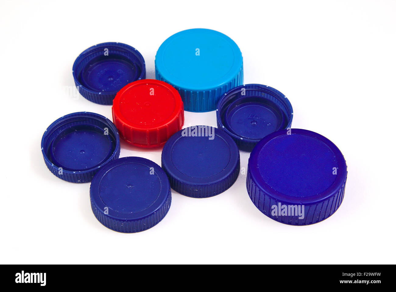 La composition avec capuchons en plastique isolé sur fond blanc Banque D'Images