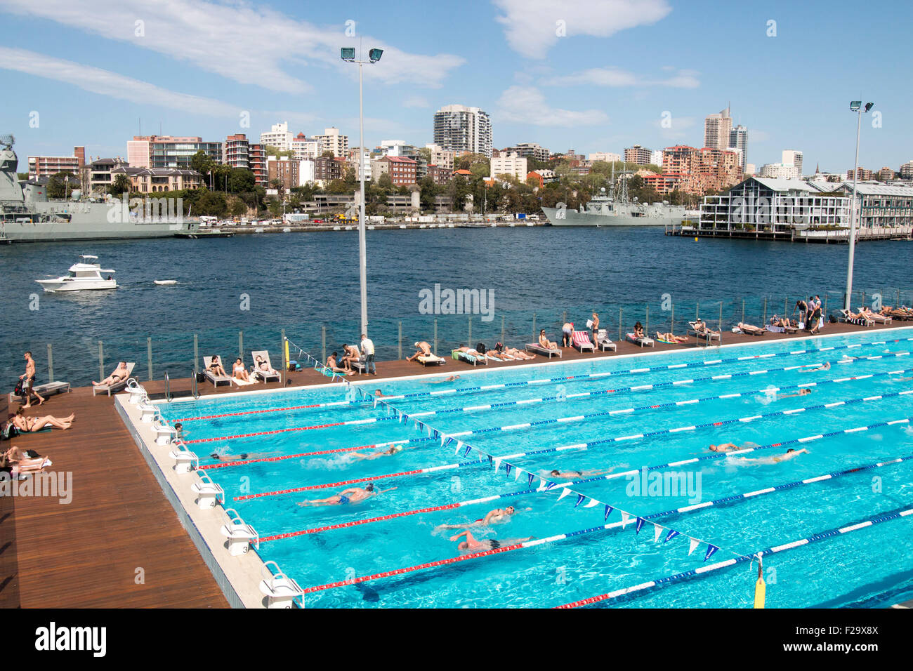 Sydney, Australie. 15 septembre 2015. Les employés de bureau se rafraîchissent à l'heure du déjeuner dans le centre aquatique Andrew Boy Charlton piscine en plein air de 50 mètres sur les rives de Woolloomooloo Bay dans le domaine, Sydney crédit : model10/Alamy Live News Banque D'Images