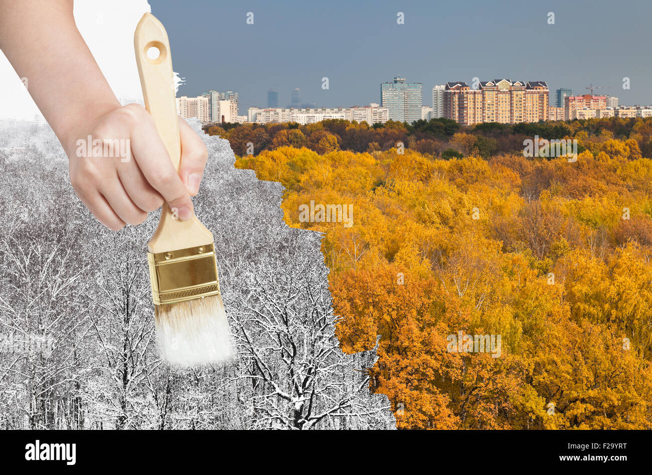 Concept nature - les saisons et la météo change : la main avec des peintures pinceau snowy winter forest du jaune forêt d'automne Banque D'Images