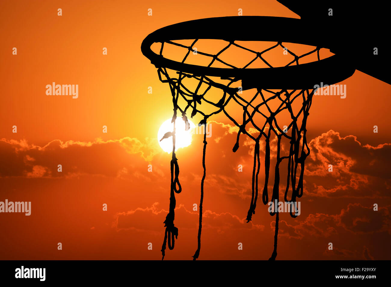 Panier de basket-ball en plein air la silhouette au coucher du soleil Banque D'Images