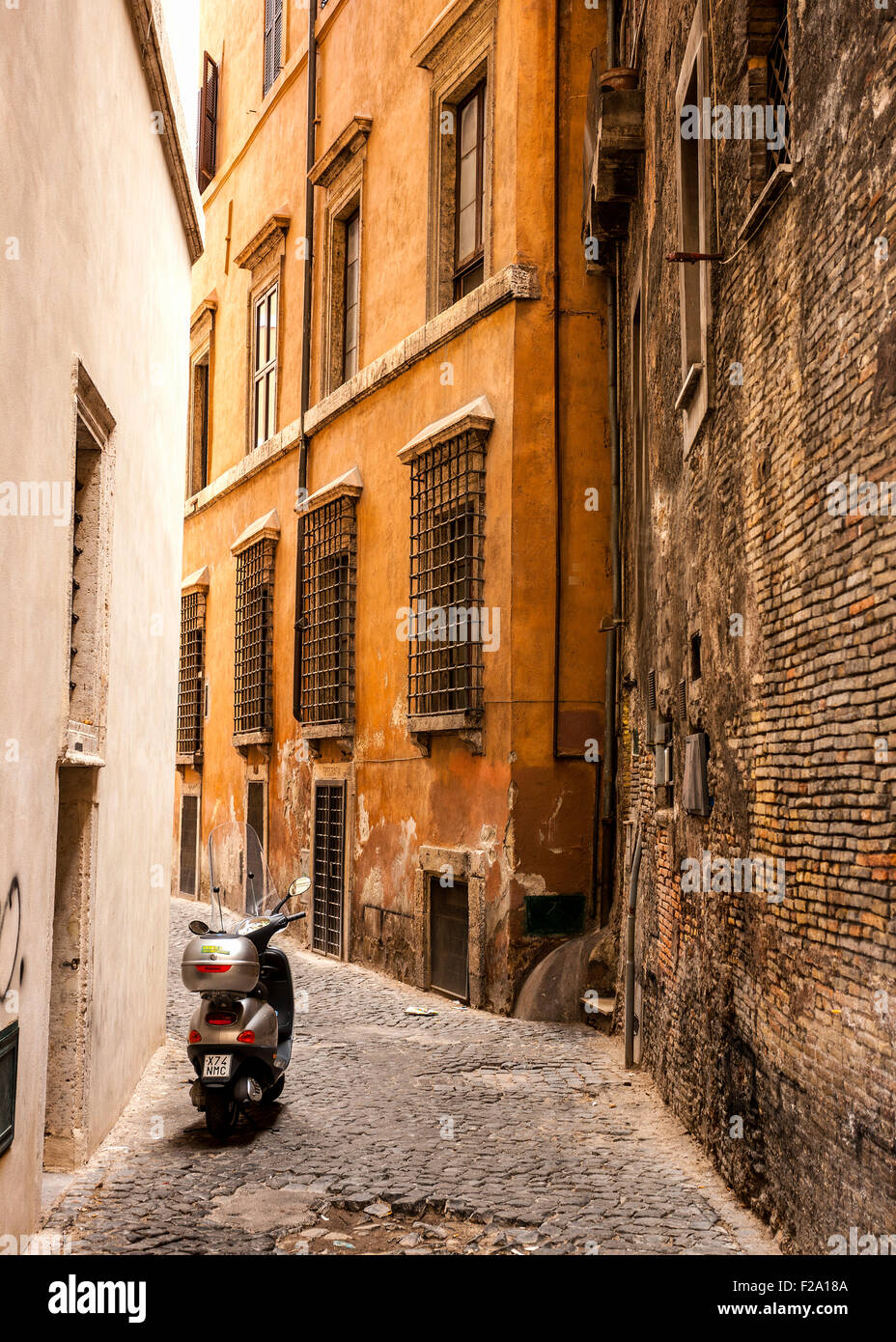 Scooter stationné dans la rue retour de Rome Banque D'Images