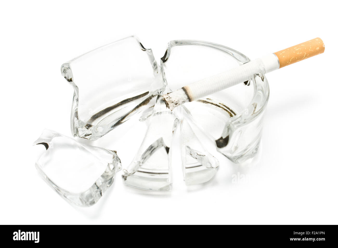 Cigarette dans le cendrier en verre cassé Banque D'Images