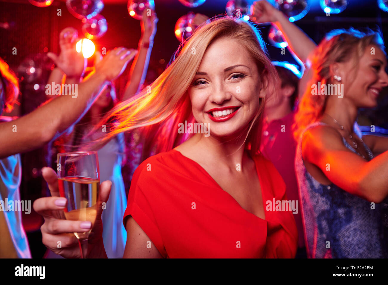 Girl avec flûte de champagne Banque D'Images