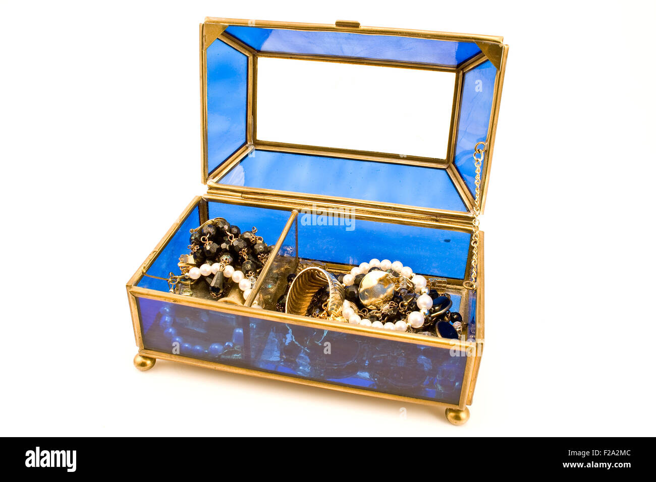 Boîte à bijoux en verre bleu isolated on white Banque D'Images