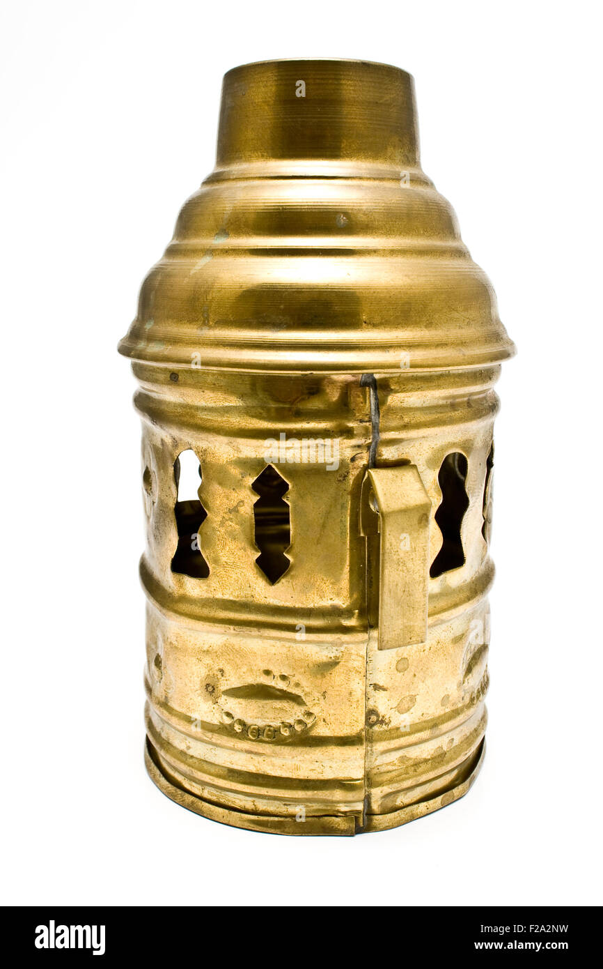 Couvercle décoratif en laiton lanterne isolated on white Banque D'Images