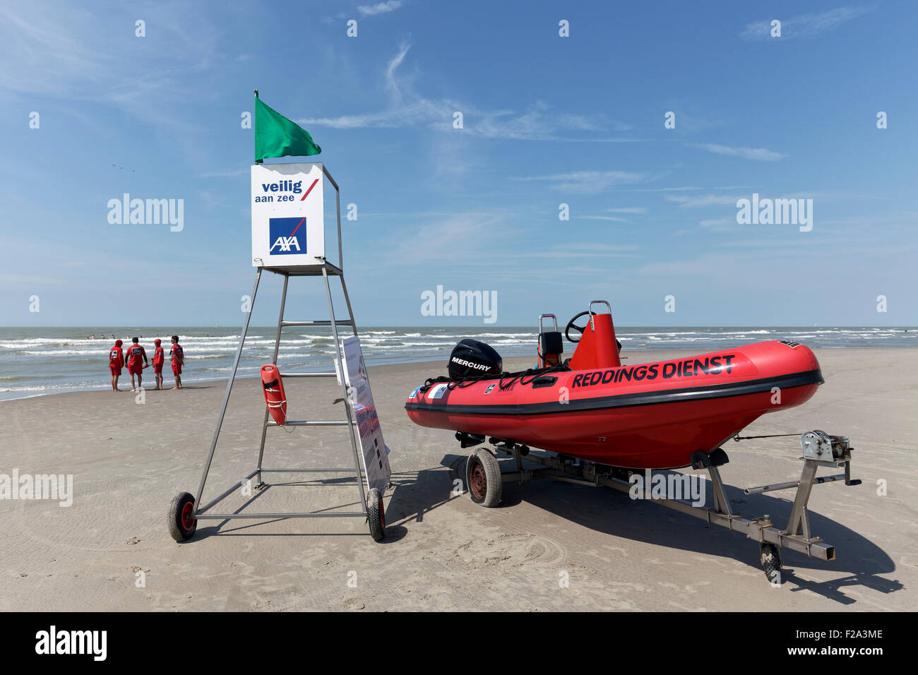 Lifeguard station avec sauvetage sur la plage, baignade surveillée, Mer du Nord, côte belge, De Haan, West-vlaanderen, Belgique Banque D'Images