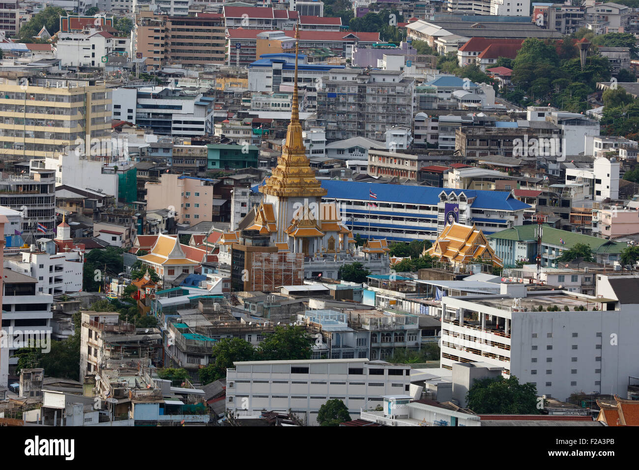 Vue d'un temple au centre de la ville, Bangkok, Thaïlande Banque D'Images