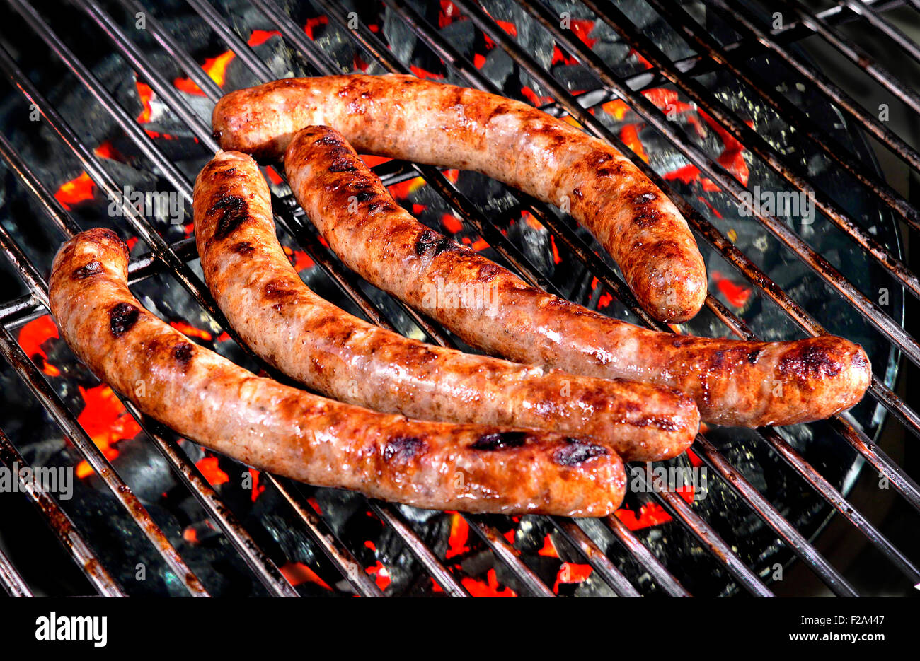 Sausages on a barbecue, red hot coals Banque D'Images