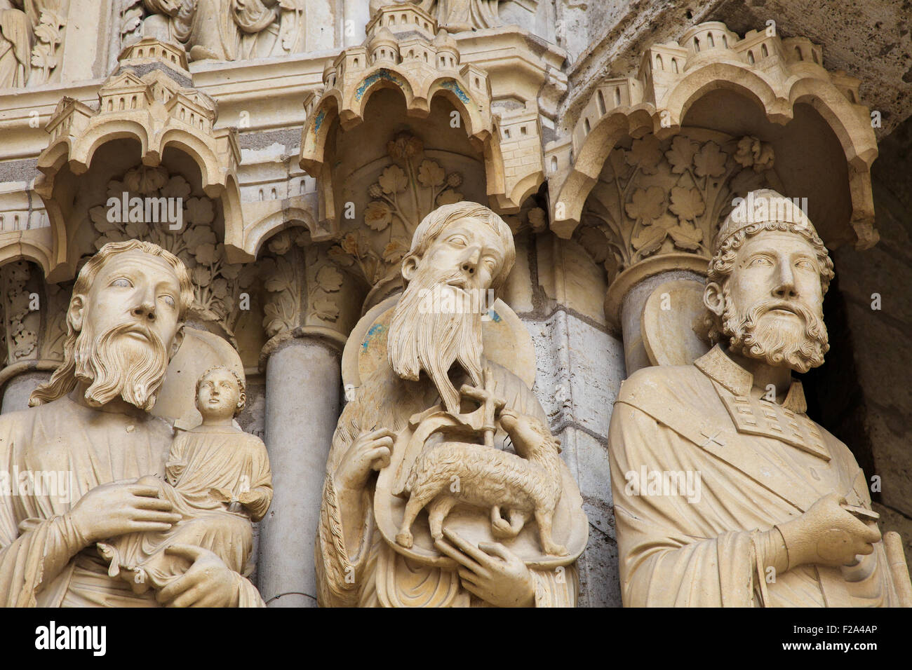 Statues de Saints Catholiques à la cathédrale de Notre-Dame de Chartres, une cité médiévale cathédrale catholique de Chartres, en France, environ 80 Banque D'Images
