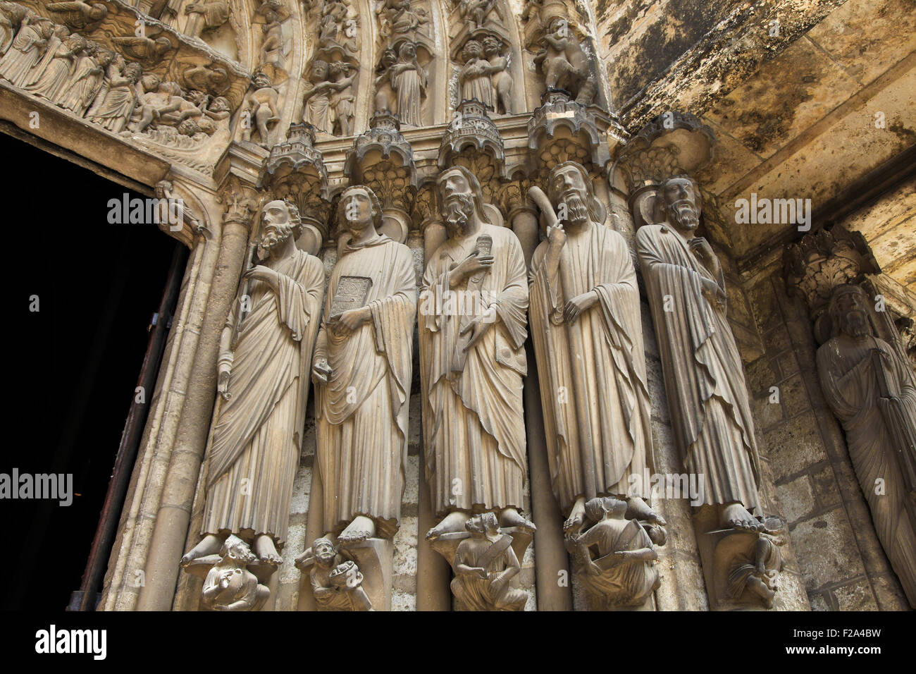 Statues de Saints Catholiques à la cathédrale de Notre-Dame de Chartres, une cité médiévale cathédrale catholique de Chartres, en France, environ 80 Banque D'Images