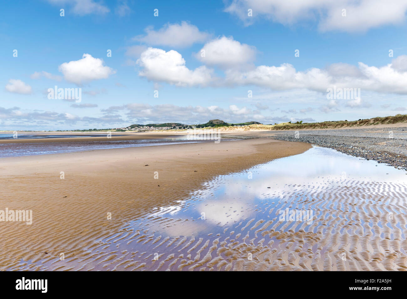 Morfa Conwy Beach sur la côte nord du Pays de Galles à l'égard Deganwy Banque D'Images