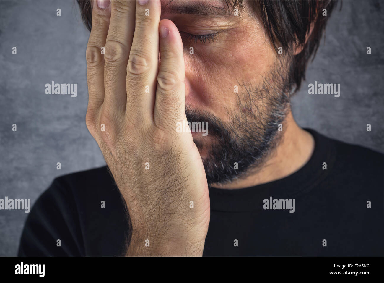 Portrait de l'homme en difficulté, des problèmes dans la vie Banque D'Images