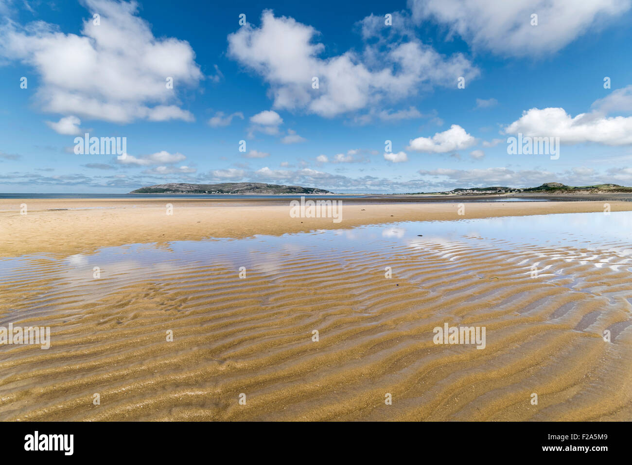 Morfa Conwy Beach sur la côte nord du Pays de Galles à la recherche sur le Great Orme Llandudno Banque D'Images