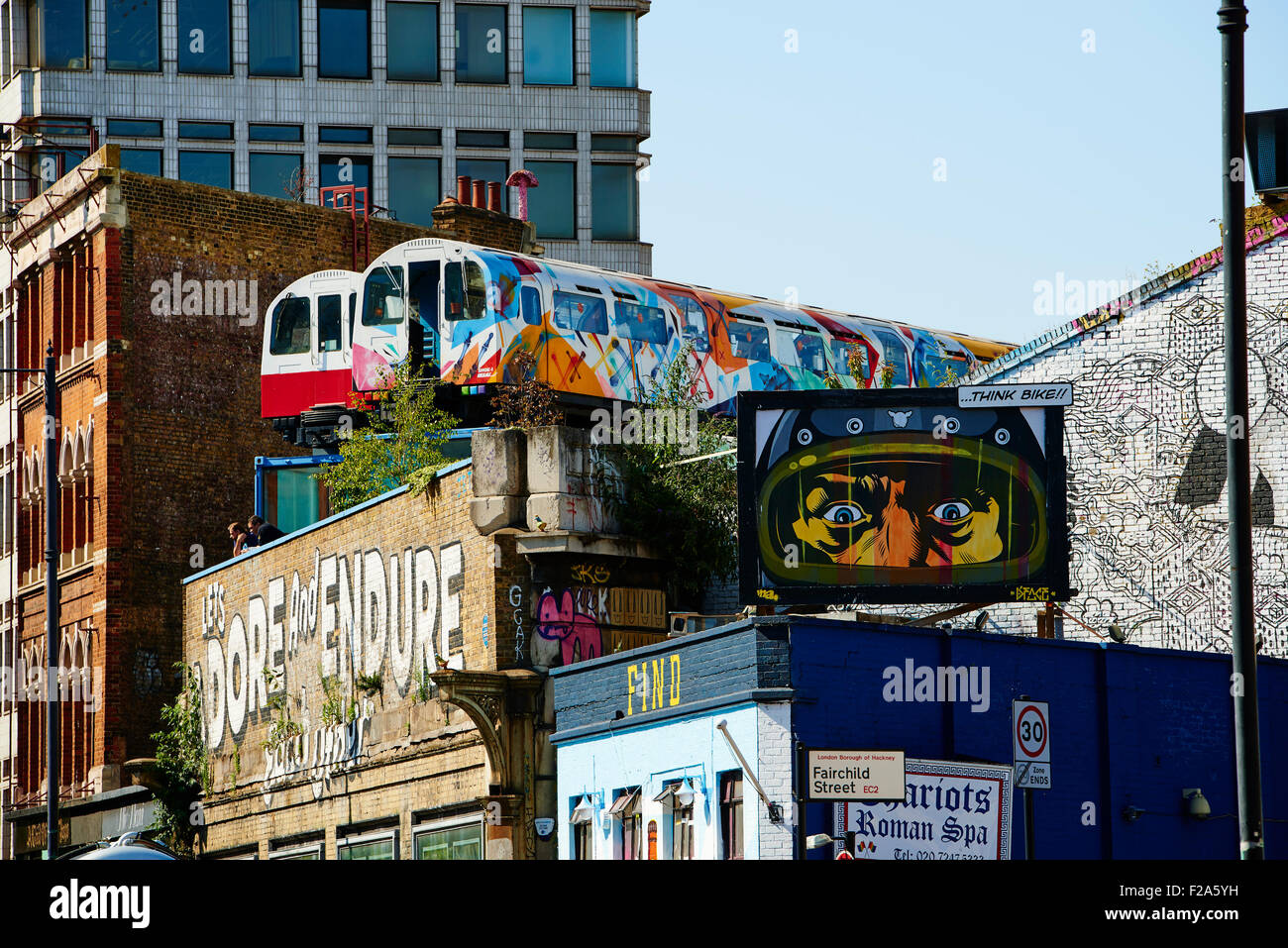 Wagons de train recyclé utilisé comme des studios au-dessus de l'ancien viaduc de chemin de fer avec des murs utilisé pour arty graffiti, London, United Kin Banque D'Images