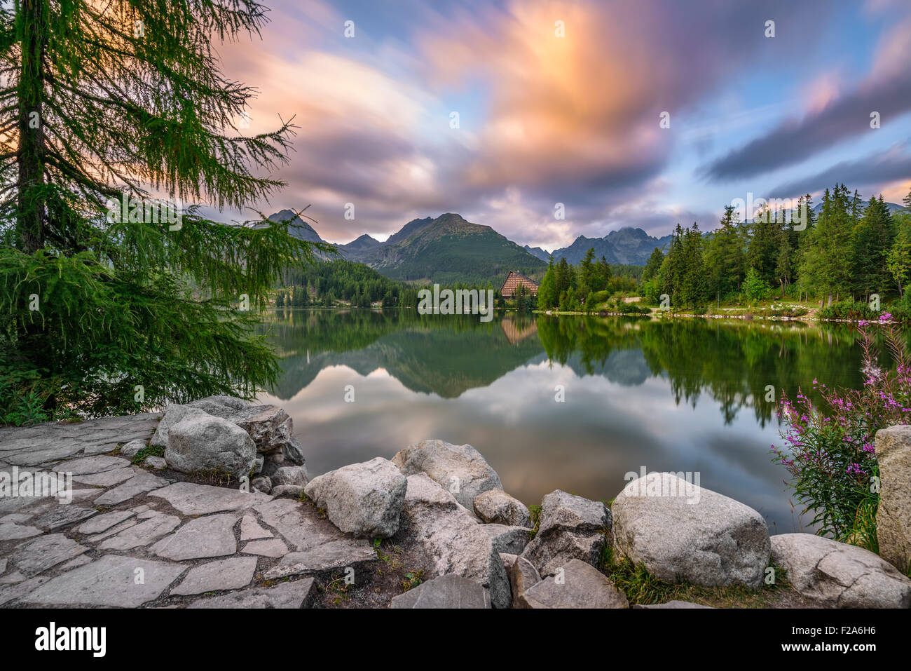 Lac de montagne glaciaire de Štrbské Pleso dans le Parc National des Tatras, en Slovaquie. haut Longue exposition. Banque D'Images