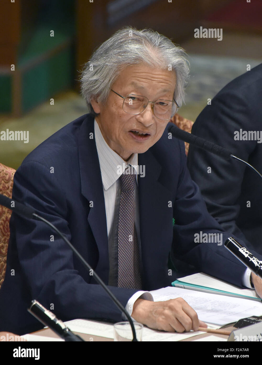 Tokyo, Japon. 15 Sep, 2015. Professeur émérite de l'Université de Nagoya Yoshiro Matsui exprime son opinion contre les lois du gouvernement relatifs à la sécurité nationale du Japon au cours d'une audience publique à la Chambre haute de régime à Tokyo le mardi 15 septembre 2015. Credit : Natsuki Sakai/AFLO/Alamy Live News Banque D'Images