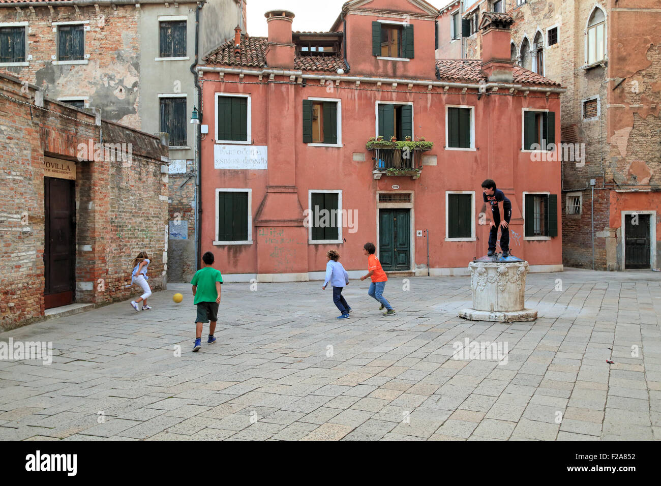 Les enfants jouent au football à Venise Campo de le Strope Banque D'Images