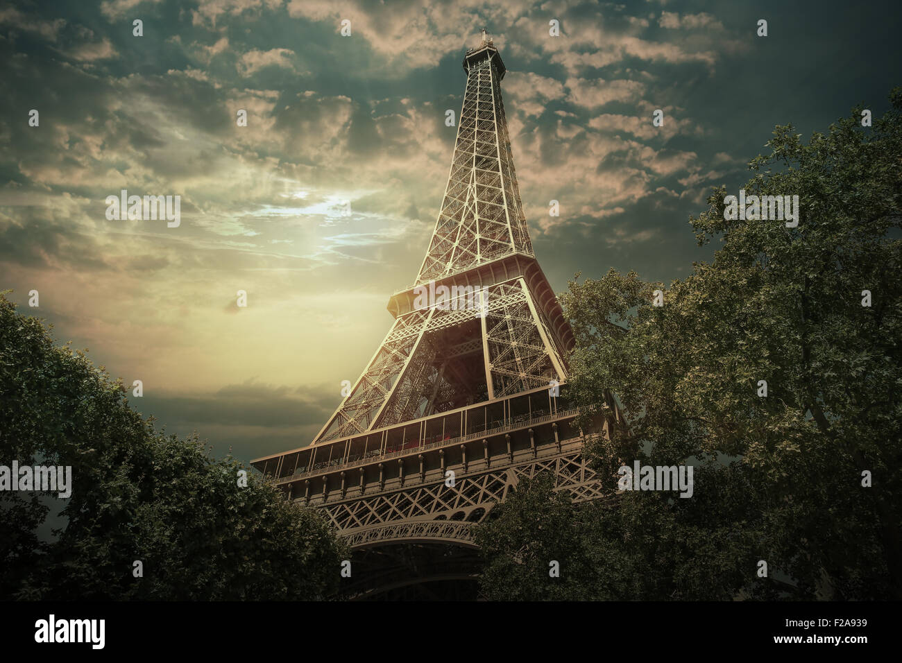 Seine à Paris avec la tour Eiffel dans le temps d'automne Banque D'Images