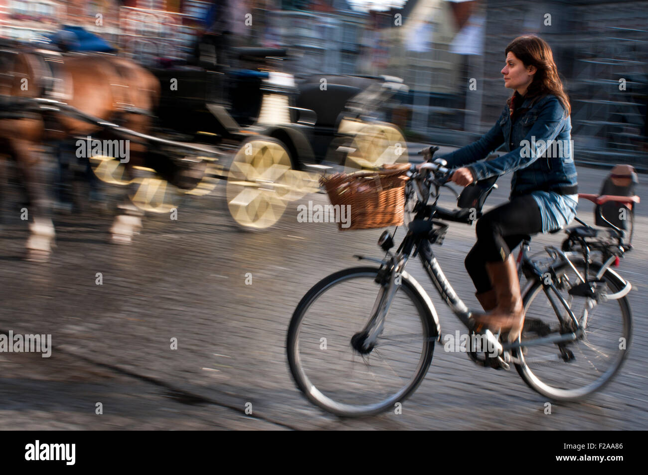 Bruges à vélo. Les cyclistes sont particulièrement privilégiés dans Bruges donc si vous ne pouvez pas les battre pourquoi ne pas les rejoindre. Il y a des voies cyclables Banque D'Images