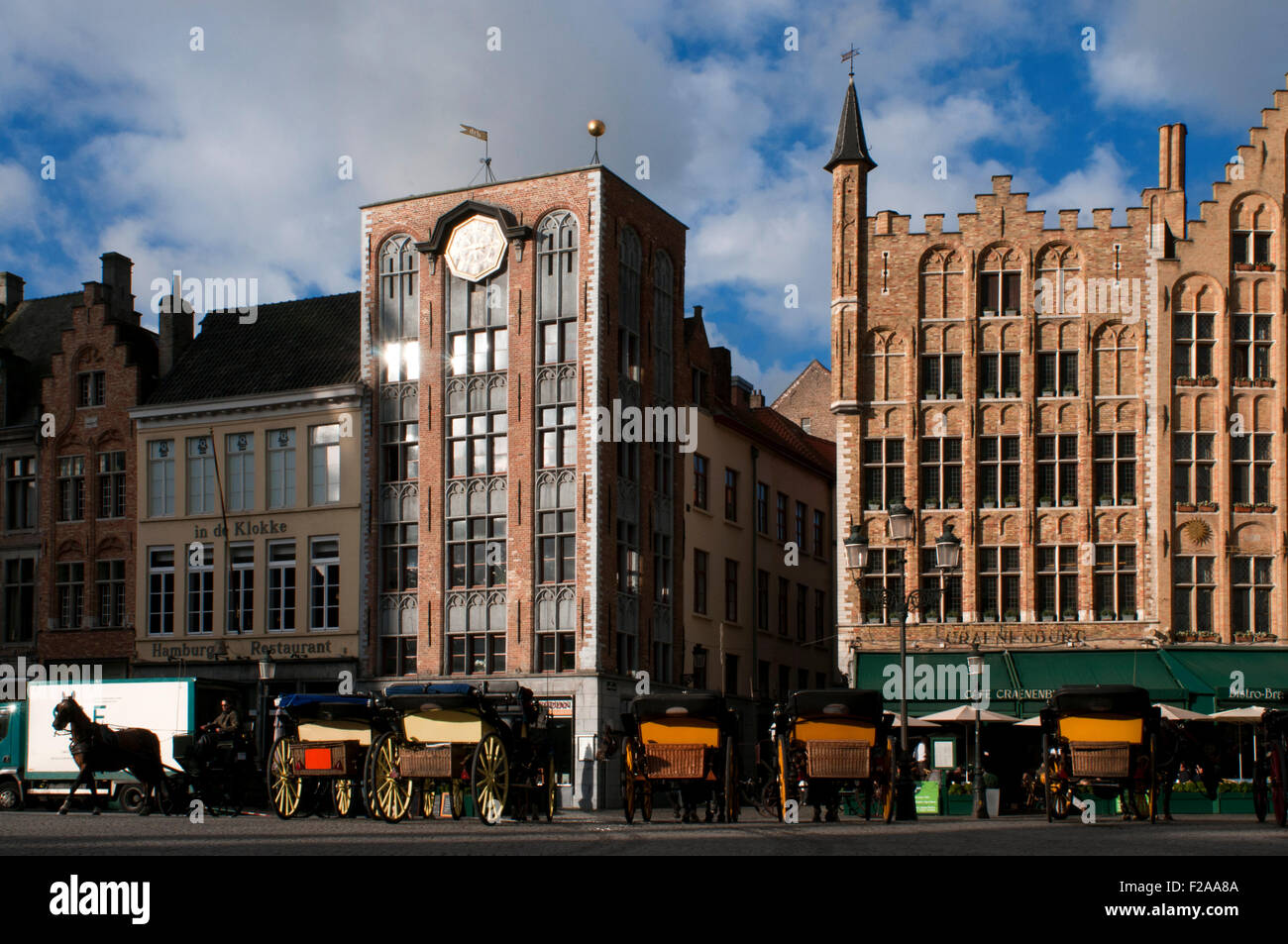 Bruges en calèche. Si vous voulez découvrir Bruges comme il l'aurait été dans le passé, pourquoi ne pas voir les lieux d'une calèche. Les voitures partent de la Markt (mars à novembre) et vous emmener dans un 30 minutes de visite guidée de la ville sur une route qui va entre le Markt et le Begijnhof (au sud de la ville) qu'ils transportent jusqu'à 5 passagers et coûtent environ 40 € par transport pour les 30 minutes de trajet. Banque D'Images