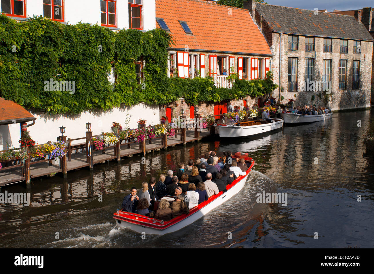 Excursions en bateau sur le canal de Bruges. Une excursion en bateau sur les pittoresques canaux de Bruges vous permet d'admirer les plus beaux de la ville. Banque D'Images
