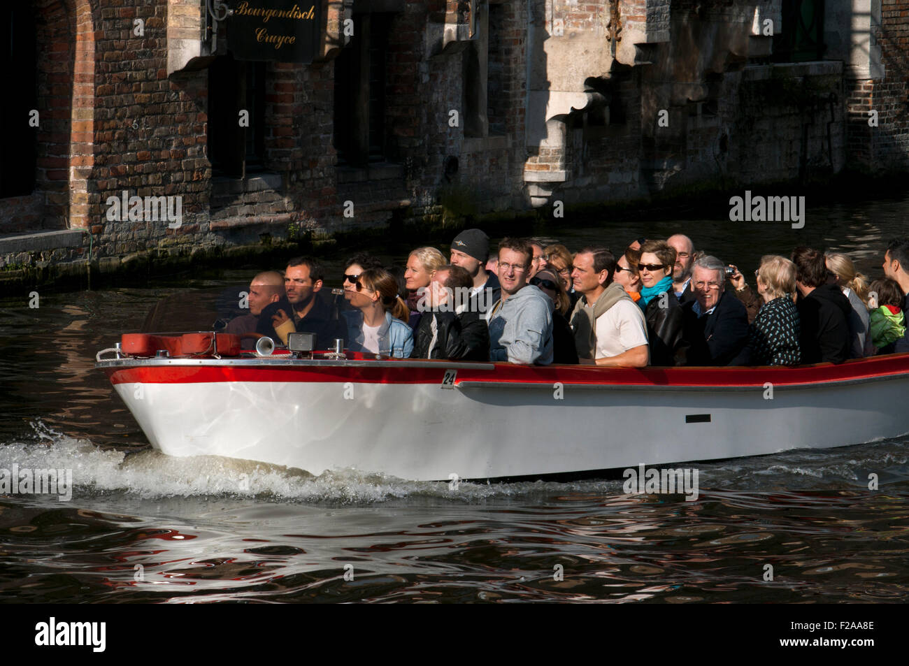 Bruges par bateau. L'une des meilleures façons de voir Bruges est par bateau. La demi-heure en bateau (avec commentaires en anglais) principalement l'exploitation Banque D'Images