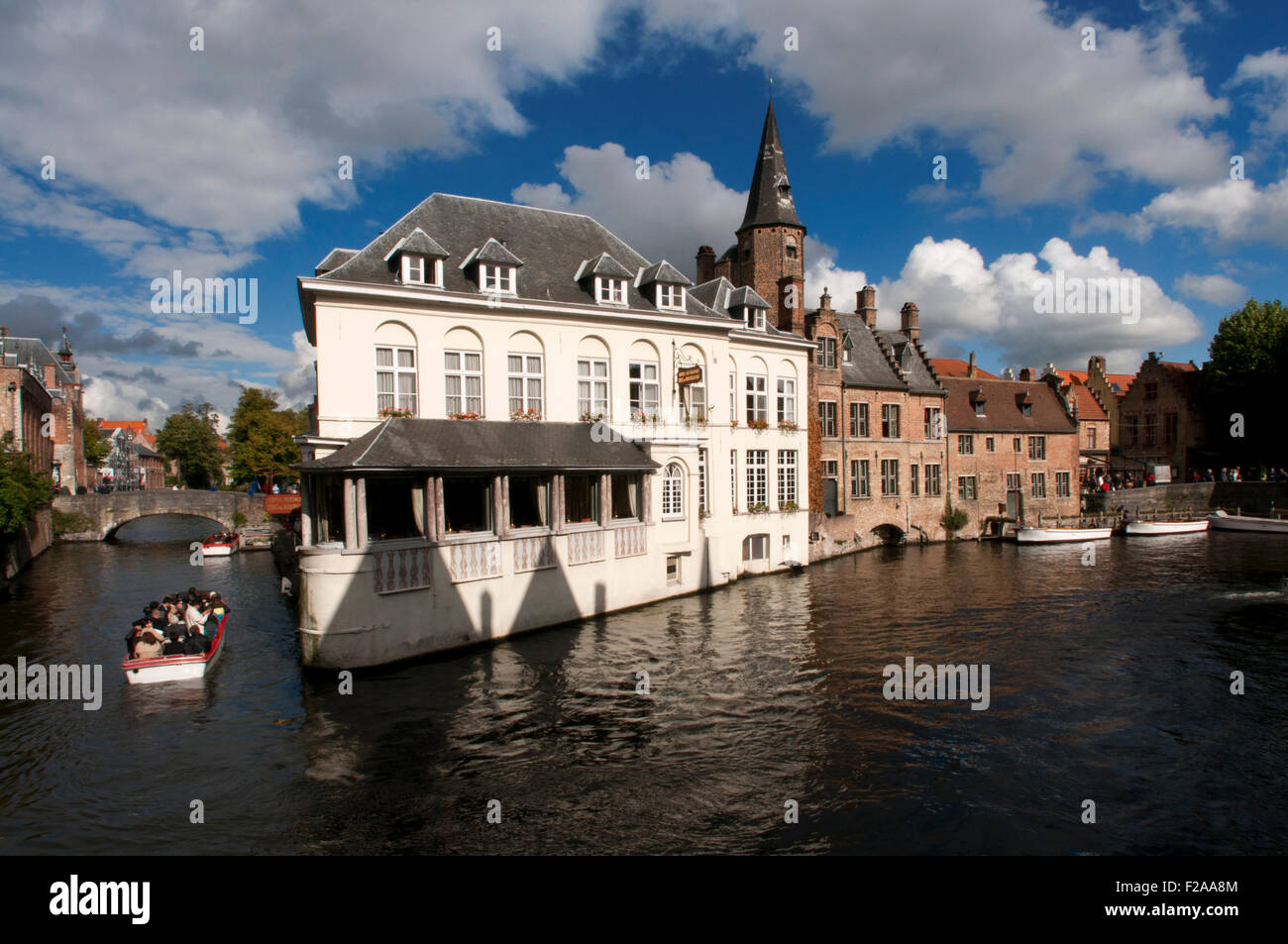 En raison de ses canaux Bruges est souvent appelé "la Venise du Nord'. La situation de l'eau dans les deux villes était toutefois très di Banque D'Images