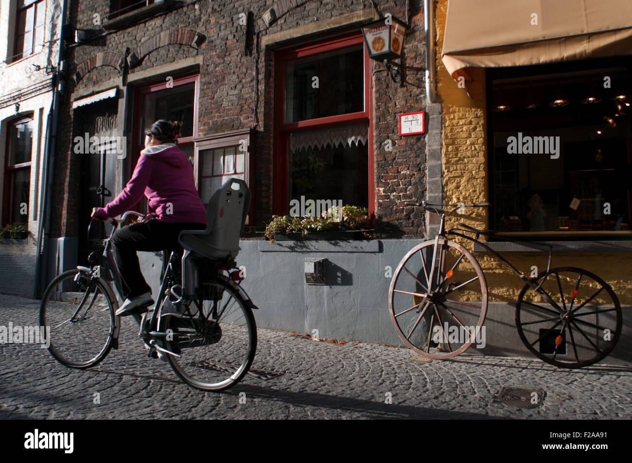 Bruges, Belgique par vélo. Il a été plusieurs années depuis que j'ai visité Bruges, Belgique, mais une image reste forte dans ma mémoire Banque D'Images