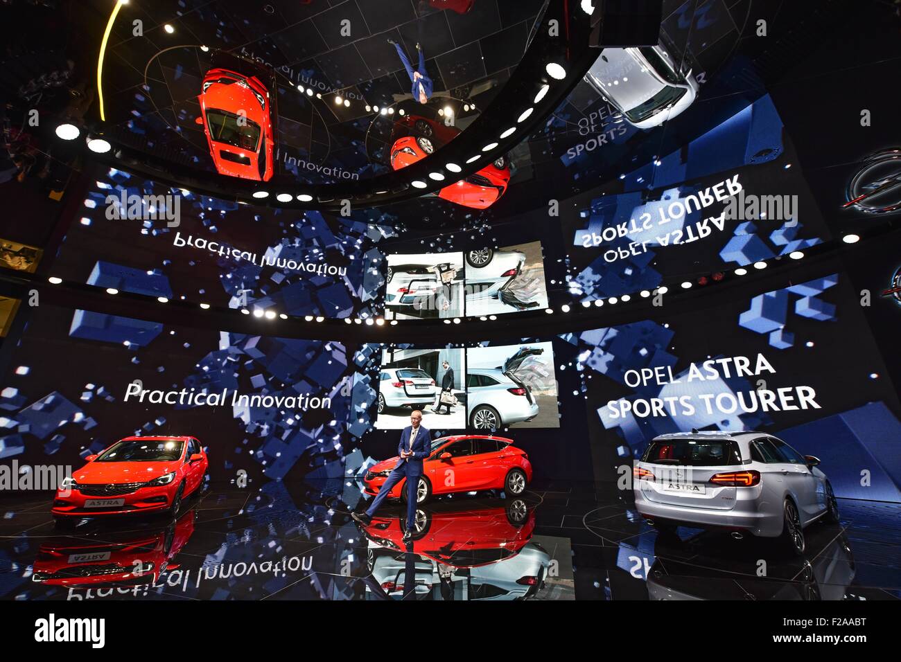 Karl-Thomas Neumann, directeur général d'Opel Astra présente de nouvelles voitures au Salon International de l'automobile IAA de Francfort/Main, le 15 septembre 2015. Autour de 1 000 exposants de 40 pays présenteront leurs derniers produits sur le premier salon de l'automobile, qui se déroulera du 17 au 27 septembre 2015. Photo : UWE ZUCCHI/dpa Banque D'Images