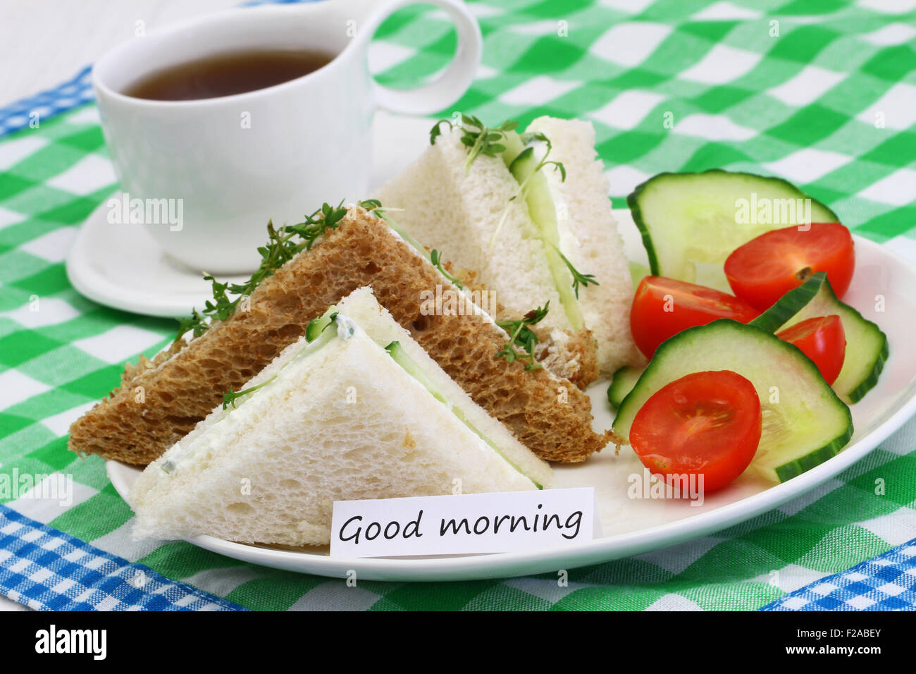 Bonjour carte avec les sandwichs au fromage à la crème et salade verte Banque D'Images