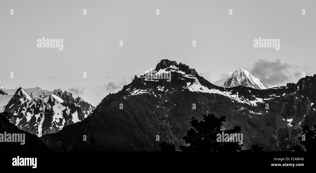 Des pics majestueux des Alpes du Sud en noir et blanc au coucher du soleil, en Nouvelle-Zélande. Banque D'Images