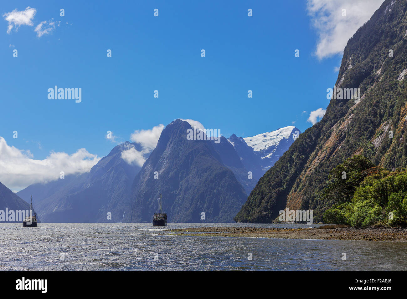 Pics majestueux de Milford Sound avec deux navires de touristes, Fiordland, Nouvelle-Zélande Banque D'Images